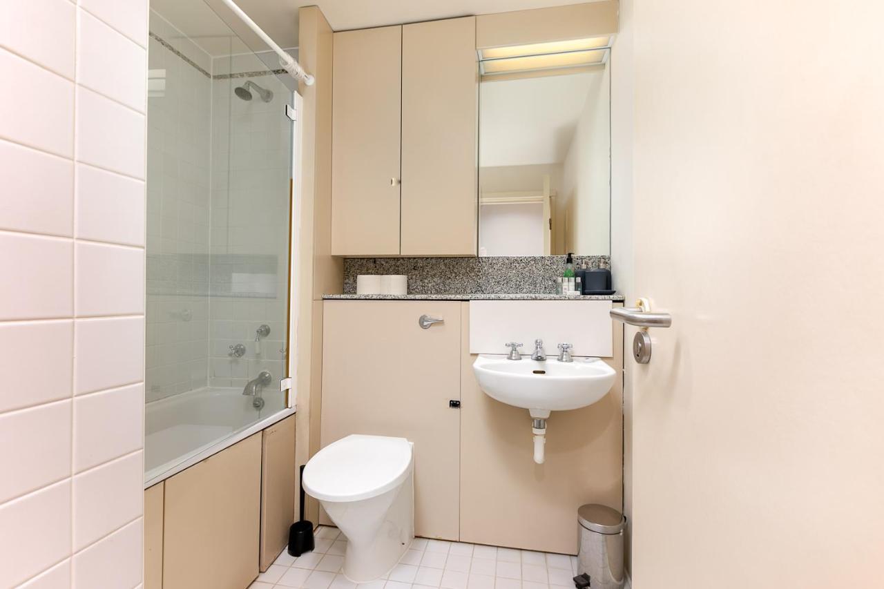 Point West Apartments London Exterior photo
